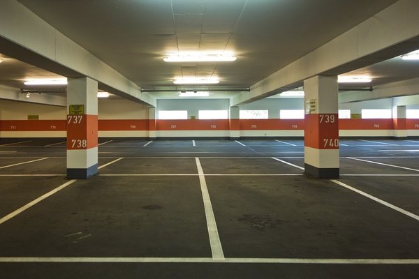Quelles sont les caractéristiques des parkings privés à Saint-Exupéry ?