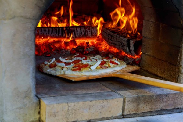 Quels sont les avantages d'un four à pizza à bois par rapport à un four électrique ?