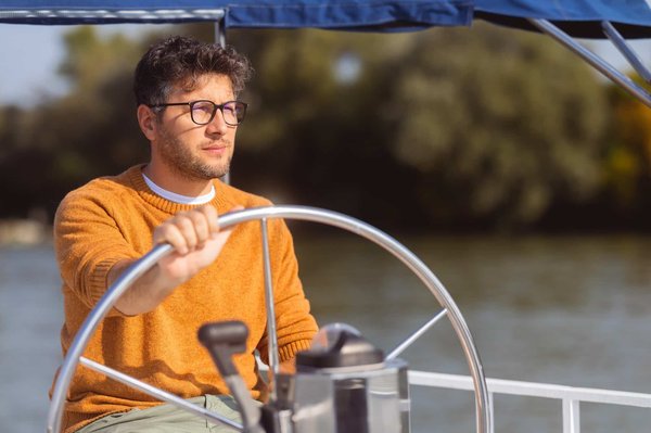 Visites guidées en bateau vs location indépendante en Martinique